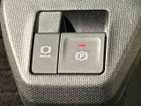 指先だけで簡単に操作が可能な電動パーキングブレーキを採用。「HOLD」スイッチを押すと、渋滞や信号待ちなどでブレーキペダルから足を離しても、ブレーキを保持するので安心です