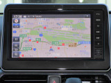 日産純正のメモリーナビ付きです。知らない場所にお出かけの際には非常に活躍します。Bluetoothを搭載しておりますので、運転中でもハンズフリーにて通話を行うことができます。