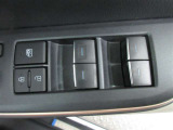 もちろん全席パワーウインドー付。運転席から操作できて便利です。