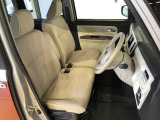 運転席の座面高さを調整できるシートリフターが付いています。フロントシートはベンチシートを採用で、座面も広く使い勝手もいいですよ♪