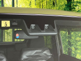 【スマートアシスト】走行中に前方の車両等を認識し、衝突しそうな時は警報とブレーキで衝突回避と被害軽減をアシスト。より安全にドライブをお楽しみいただけます。