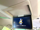 【フリップダウンモニター】大画面モニターで後席でもエンタメをお楽しみいただけます。小さなお子様にも大人気の装備です♪