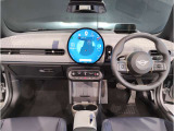 MINIの内装はとにかく『円』に拘ったデザインコンセプトが一目で伝わってきます。これほど円形に拘った車は他に御座いません。伝統のデザイン、トグルスイッチなど遊び心のある内装で御座います。