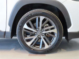 純正のアルミホイール装着車です。タイヤサイズは225/50R18です。