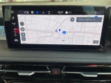 コネクテッドナビは交通状況や天候などの情報をリアルタイムで表示。スマホとの連携により目的地の設定、駐車場や給油所も検索も可能です。