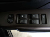 パワーウィンドウスイッチで運転席から全席の窓の開閉ができます。