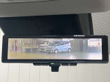 【インテリジェント ルームミラー】車両後方のカメラ映像をミラー面に映し出すので、車内の状況や、天候などに影響されずいつでもクリアな後方視界が得られます!