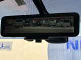 インテリジェント ルームミラー、車両後方のカメラ映像をミラー面に映し出すので、車内の状況や、天候などに影響されずいつでもクリアな後方視界が得られます。