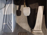 【ペダル】BMWはオルガン式アクセルペダルを採用しています。踏み込む足とペダルが同じ軌跡を描くため、かかとがずれにくく、アクセルコントロールがよりしやすくなるメリットがあります。