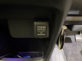 【シガーソケット(アクセサリーソケット)】車内で利用する電気製品の電源として広く利用できます!アダプターを入れることで、スマートフォンの充電なども可能です!