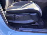 運転席は、高さを調整できるハイトアジャスター付きです。
