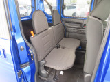 【後部座席】後部座席は簡易なベンチシートになっております。最大4人まで乗車可能です。