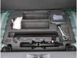 【トランク】フロア下には車載工具とパンク修理キットがあります。