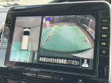 アラウンドモニター、上空から見下ろしているかのような映像をディスプレイに映し出し、スムースな駐車をサポートします。さらに、人や自転車など周囲に動くものがいる場合には、表示とブザーで注意を促します。