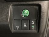 Hondaセンシング用の、VSA(ABS+TCS+横滑り抑制)解除と路外逸脱抑制機能のオンオフスイッチなどはハンドルの右側に装備しています。燃費に役立つECONボタンもここです。