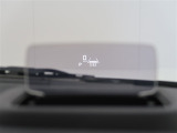 カラーヘッドアップディスプレイ付き。少ない視線移動で情報を確認できるので、運転の疲労軽減に繋がりますよ♪