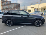 【BMWの伝統-3】BMWのお車は、&ldquo;駆け抜ける歓び&rdquo;を体現しております。走行の安定性とコーナリングの良さを追求し、思い通りにハンドルの操作可能です。