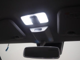 ルームランプはLEDタイプ。夜間の室内を明るく照らします。