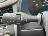 【オートワイパー(AUTO)】雨が降り出した時に、雨滴検出用センサー(レインセンサー)が雨滴を感知すると、自動でワイパーが動作します。