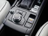 マツダコネクトを操作するコマンダーコントロールです。運転中に自然と手の触れる位置に配置されています。