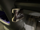 【ETC】有料道路を利用する際に料金所で停止することなく通過できる、ETC車載器(ノンストップ自動料金収受システム機器)が装備されています。セットアップを行うことで利用可能になります。