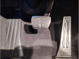 【ペダル】BMWはオルガン式アクセルペダルを採用しています。踏み込む足とペダルが同じ軌跡を描くため、かかとがずれにくく、アクセルコントロールがよりしやすくなるメリットがあります。