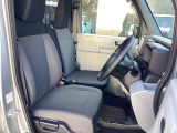 フロントは運転席と助手席が別々の広々としたセパレートシートです