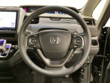 ハンドルにHondaセンシング系のクルーズコントロールやレーンキープアシストなどのスイッチと、オーディオの操作スイッチが装備されています。ハンドルから手を離さず安全に操作できます。