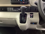 シフトはインパネシフト、パーキングブレーキは電子制御となっています。