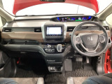 使いやすいレイアウトのダッシュボード周辺です。オートエアコンや小物入れなど嬉しい装備が満載です。