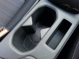 小物入れにもなるドリンクホルダーがシフトレバー後方に付いて便利です