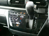 使い勝手の良い位置に配置された操作性の良いシフトレバーになってます。