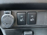 運転席と助手席には寒い季節に嬉しい装備、シートヒーター付きです!空気を入れ替えて温めるエアコンと違いシート自体を温めるので、エアコンに比べ温くなるまでの時間が短いですよ♪