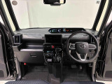 360&deg;UV&IRカット機能ガラス採用。見易い計器類と運転し易いレイアウトのドライビングポジションは、極細Aピラーの採用で視角も少なく前方&左右の見切りが良く安心して運転できます。