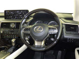 運転の際、常に目にする部分だけにシックで飽きのこないデザインが良いですね。