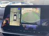 自車を真上から見下ろすように映し出すので周囲の状況が分かるアラウンドビューモニター搭載。フロントカメラとしても使用できます。車庫入れなど苦手な人の頼りになる助っ人です。