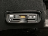 ハンドルの左下にETCがついています。高速道路の料金所の通過も楽々です!。 カードの取り出しもしやすい場所についています。