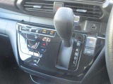使い勝手の良い位置に配置された操作性の良いシフトレバーになってます。