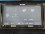 【 カロッツェリア製ナビ・AVIC-RZ700  】Bluetooth接続に対応しています。その他、TVやAM/FMラジオの視聴・CDやDVD再生・USB接続などが可能です。