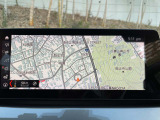 【純正ナビゲーション】BMWのナビゲーションは操作性も良く、詳細な地図情報と交通状況を見やすく表示し、快適なドライビングをサポートしながら目的地までナビゲートします。