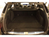トランク内は整えられた印象の空間です。