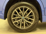 BMWの純正アロイホイールは軽量かつ強度にも優れているホイールで走行性能を引き上げる設計になっております。足元にもBMWは妥協がなくこだわっている個所になります。