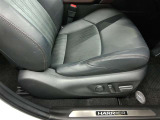 運転席です。パワーシート搭載。微妙な調整が手軽にでき、最適なポジションで運転することが可能です。