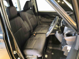 運転席の座面高さを調整できるシートリフターが付いています。フロントシートはベンチシートを採用で、座面も広く使い勝手もいいですよ♪