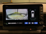 リバースギアに入れるだけで後方の表示へ切り替わります。夜間や雨の日の駐車も楽になりますよ。