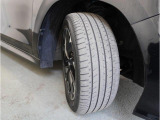 純正17インチアルミホイル/タイヤサイズは215/50R17です