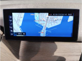 【iDrive】純正HDDナビ&ldquo;iDrive&rdquo;を装備しています。こちらの機能で、オーディオの設定や本体説明書、車両状態チェックなどを行えます。また、ナビのアップデートも承りますので、担当スタッフへお申し付け下さい。