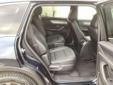 後部座席もスペース広々です。ロングドライブも快適にお楽しみいただけます!室内気になるにおいもありません♪