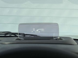 ヘッドアップディスプレイ(カラー)運転席前方のダッシュボード上に、車速、シフト位置や警告などをカラーで教示。安全運転に役立ちます。