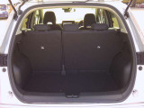 ラゲッジルームはシートバックを倒すと広く使用でき便利です